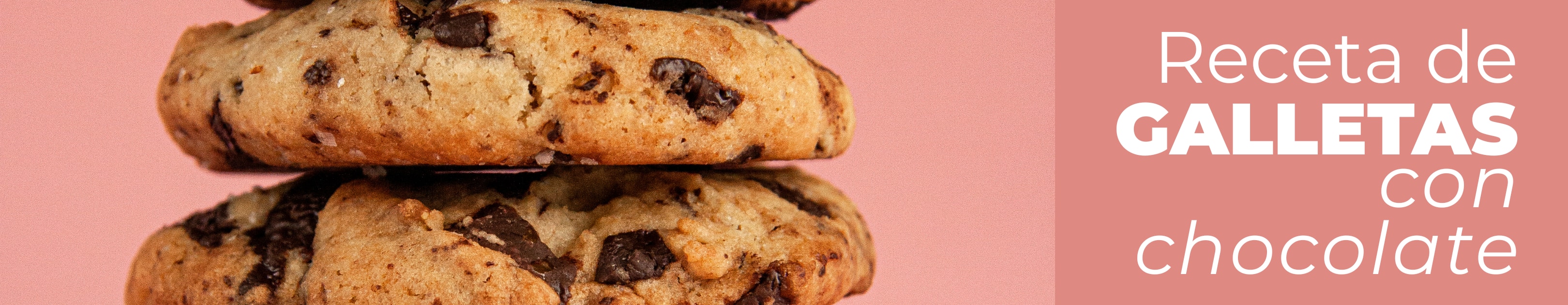 Galletas recién horneadas sobre una encima de cocina con ingredientes de la marca Dia para elaborar una receta casera y deliciosa: harina, azúcar moreno, huevos, mantequilla, chocolate y levadura